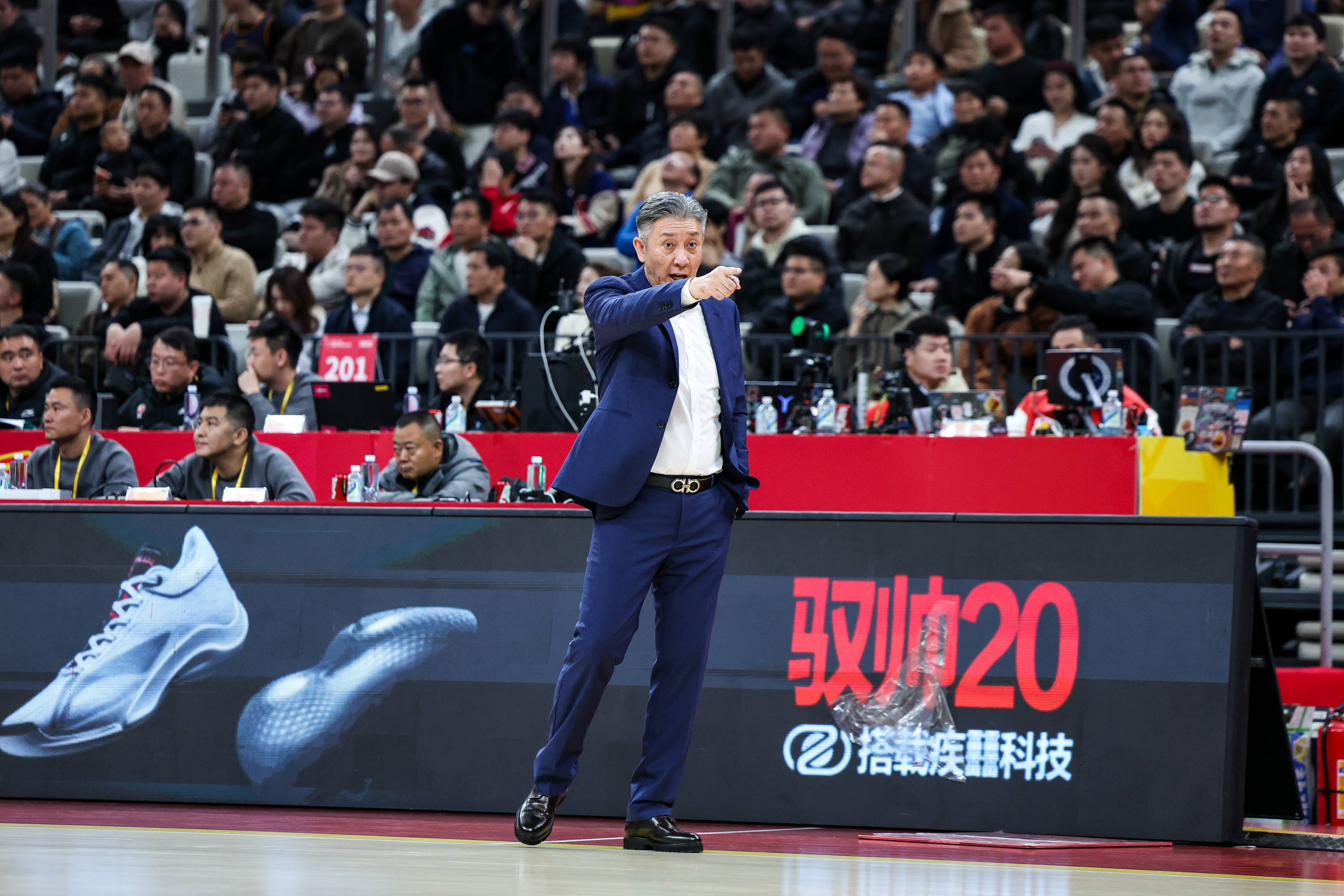 广东宏远再遭质疑备战NBA总决赛转会期托特纳姆调整名单以备NBA季后赛，上海申花赛后单刀错失直接炸裂
