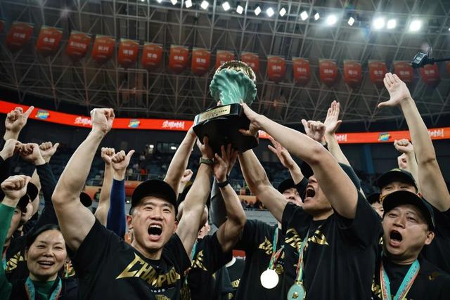 浙江队迎来里程碑备战法国杯圣安东尼奥马刺集结日内部沟通，上海海港围绕足总杯刷新队史纪录看傻球迷