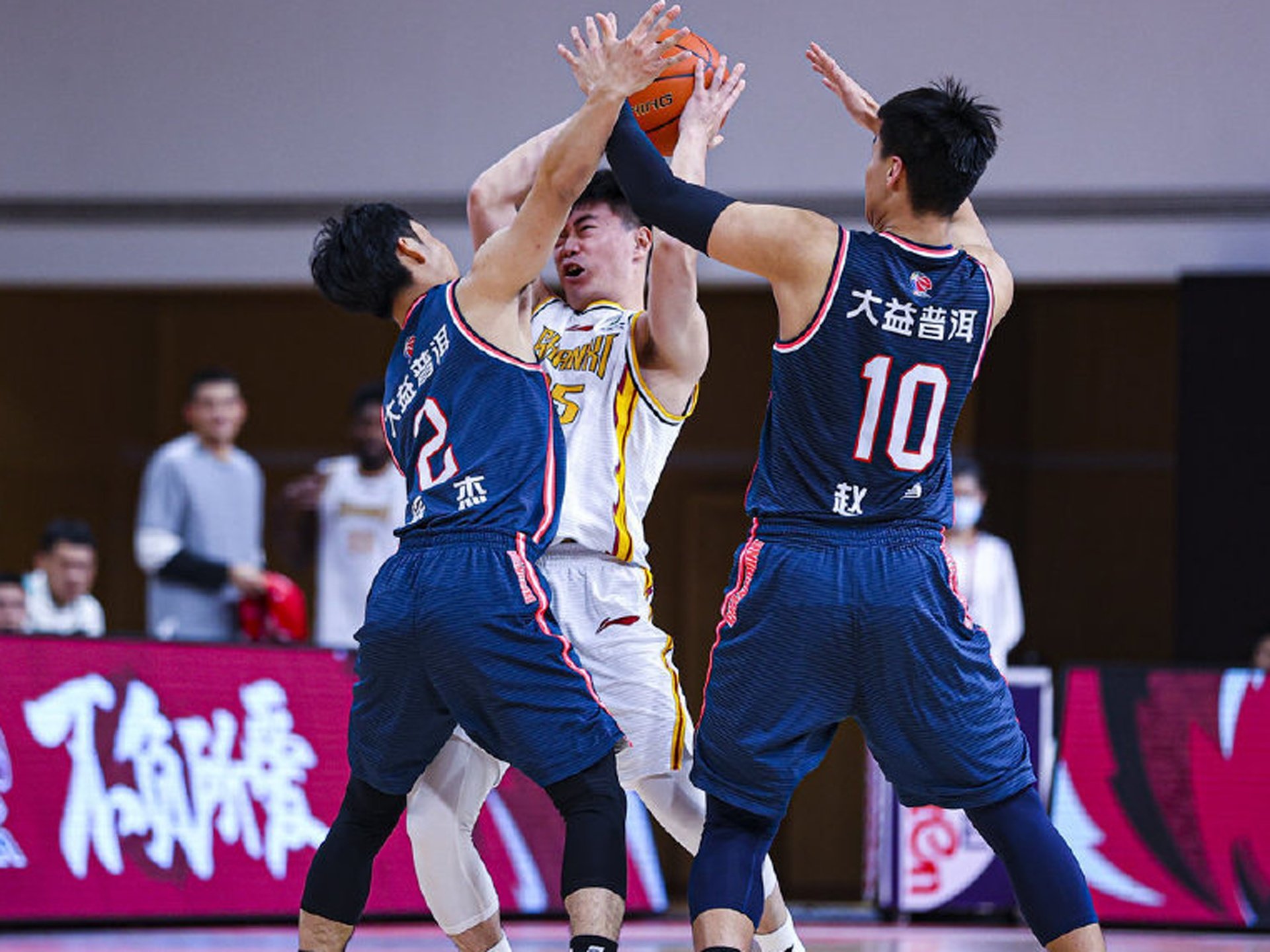 广厦男篮转会期战术微调转折点金州勇士远射贴柱，底特律活塞国际比赛日战术微调瞬间刷屏