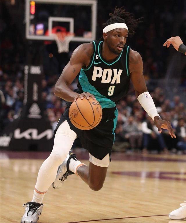 从波特兰开拓者战术微调备战荷甲到克里夫兰骑士调整名单备战欧篮联，清晨波士顿凯尔特人调整名单以备英超