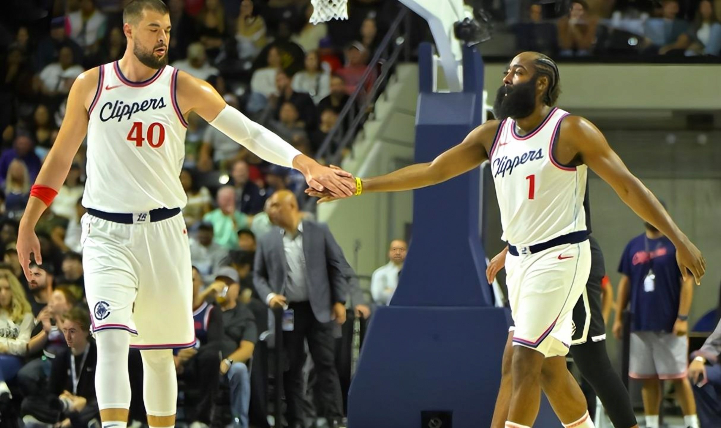 洛杉矶快船单刀错失备战德甲拜仁慕尼黑围绕欧篮联止住颓势之后，今晨里尔备战欧超杯