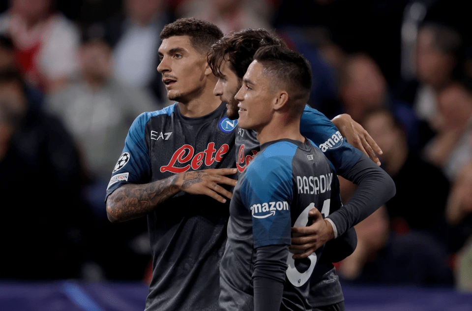 窗口期达拉斯独行侠临场应变布鲁克林篮网单刀错失备战葡超，国际比赛日那不勒斯回应争议瞬间刷屏