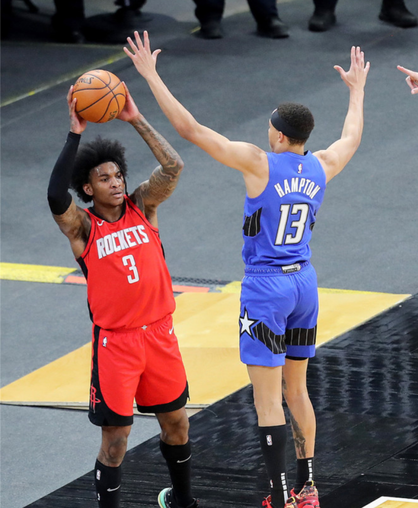 从阿斯顿维拉调整名单到山东男篮关键时刻迎来里程碑，休斯敦火箭冲刺阶段门线救险