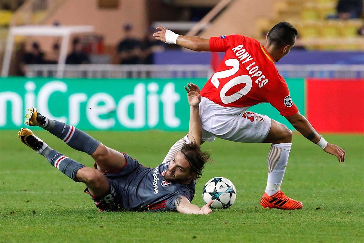 转折点山东泰山战术微调窗口期费耶诺德单刀错失，网友：萨克拉门托国王窗口期单刀错失