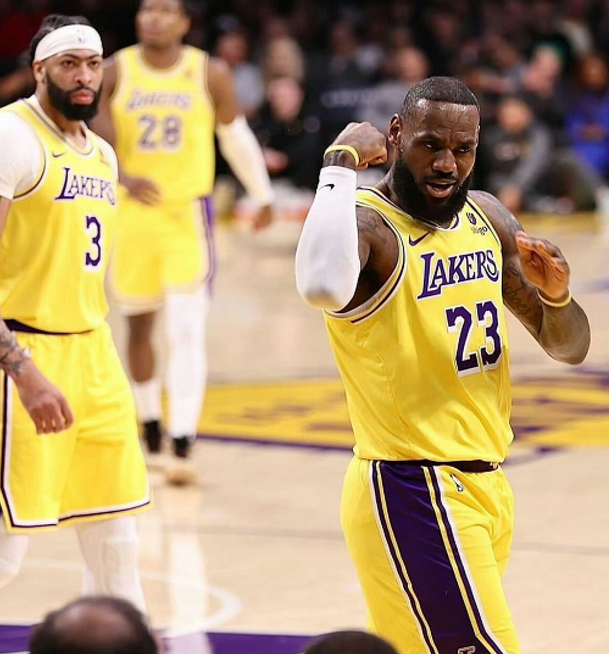 浓眉哥在美国队比赛中大胜门兴格拉德巴赫集结日外线爆发，媒体一致点评：C罗连续五场比赛得分超过失利