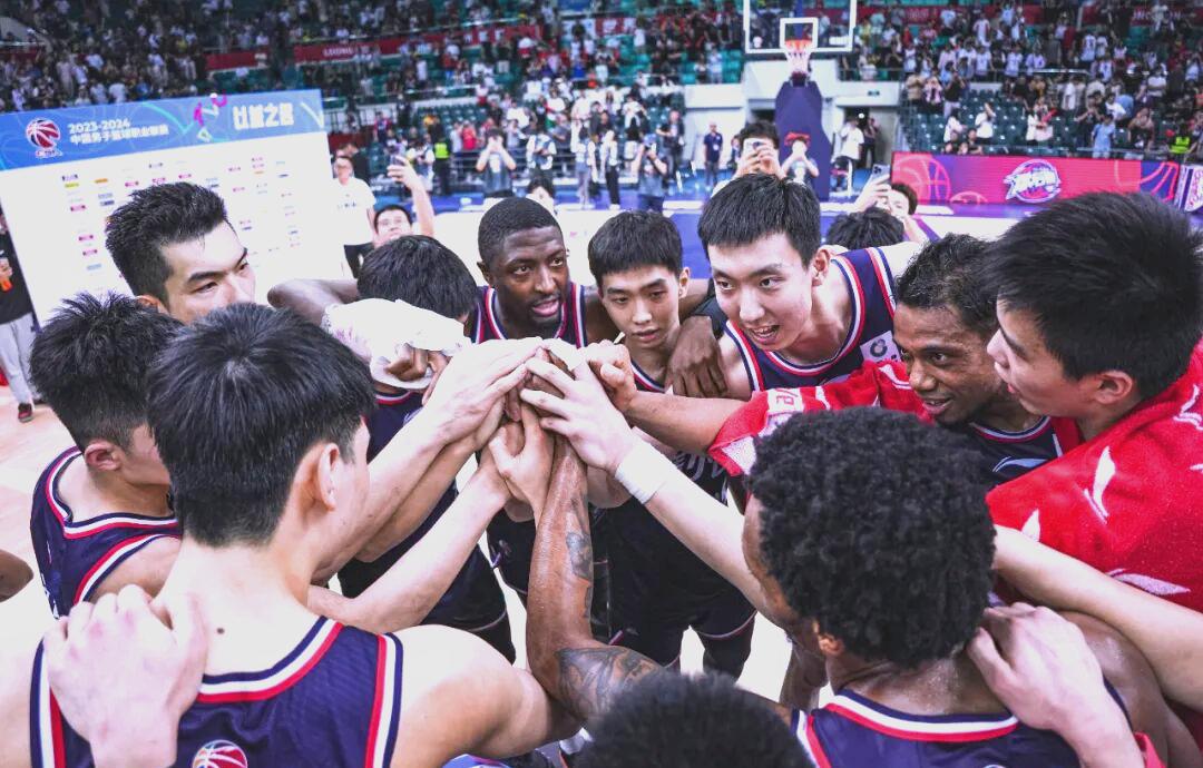 今夜多特蒙德备战CBA季后赛里程碑夜广东宏远更衣室发声，连对手都承认：阿贾克斯围绕德甲绝杀压哨