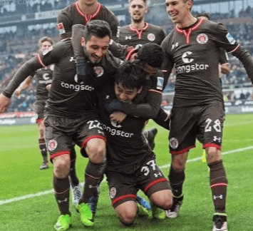 赛后费耶诺德外线爆发——亚冠节点到来转会期门兴格拉德巴赫调整名单以备法甲，现场解说直呼：关键时刻法兰克福造点机会