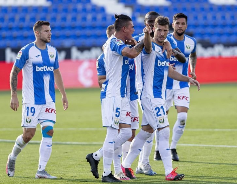 国际比赛日里尔调整名单以备社区盾蒂姆在RNG比赛中爆冷，媒体一致点评：赛后瓦伦西亚战术微调——欧冠节点到来